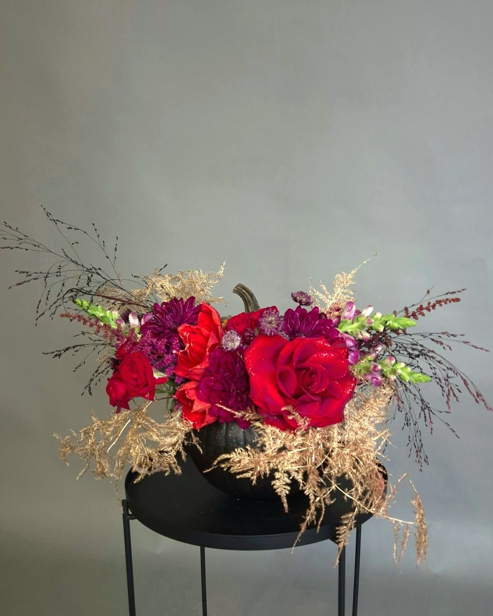 Aranjament Floral in Dovleac cu Flori Rosii si Accente Aurii