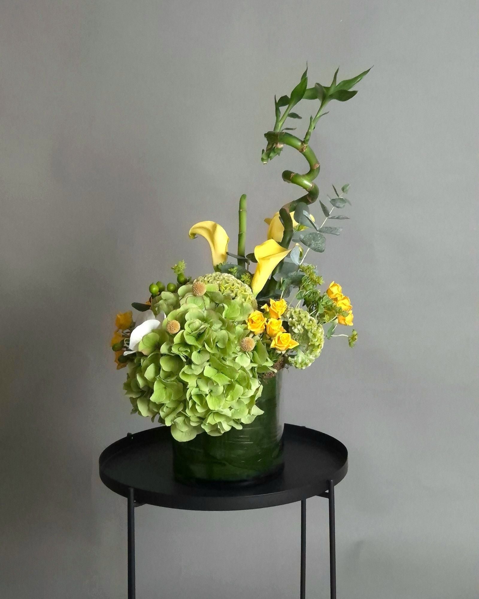 Aranjament floral corporate cu cale si bambus