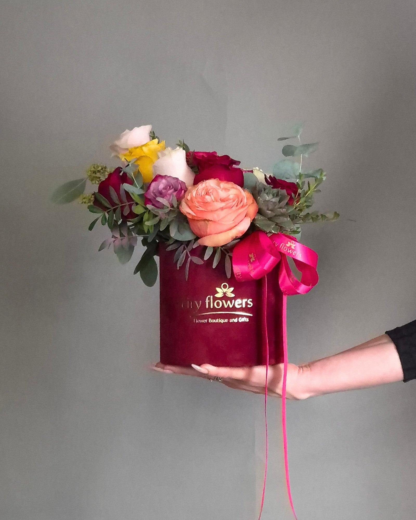 Aranjament floral in cutie "Velvet Joy"