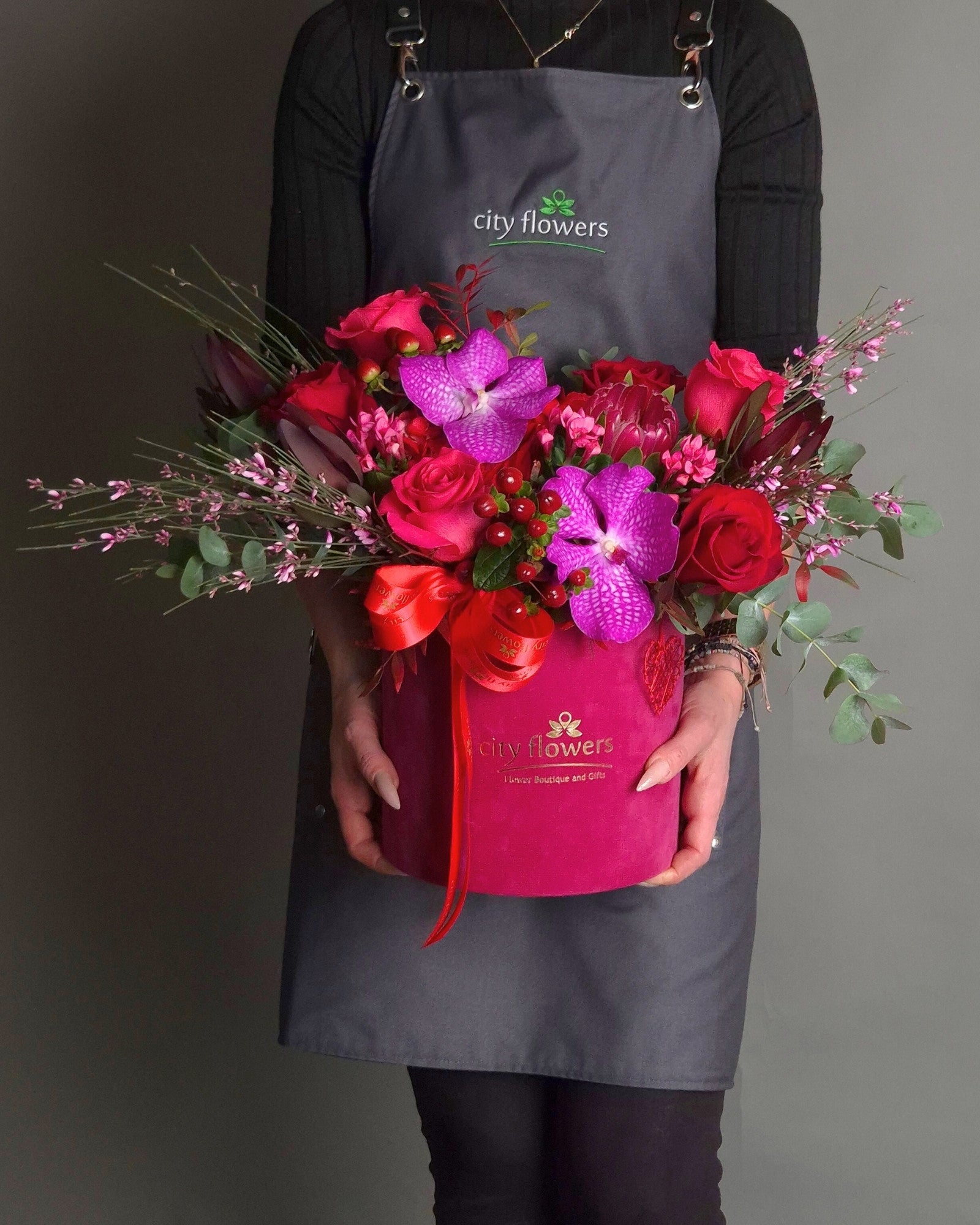 Aranjament floral in cutie "Velvet Passion"