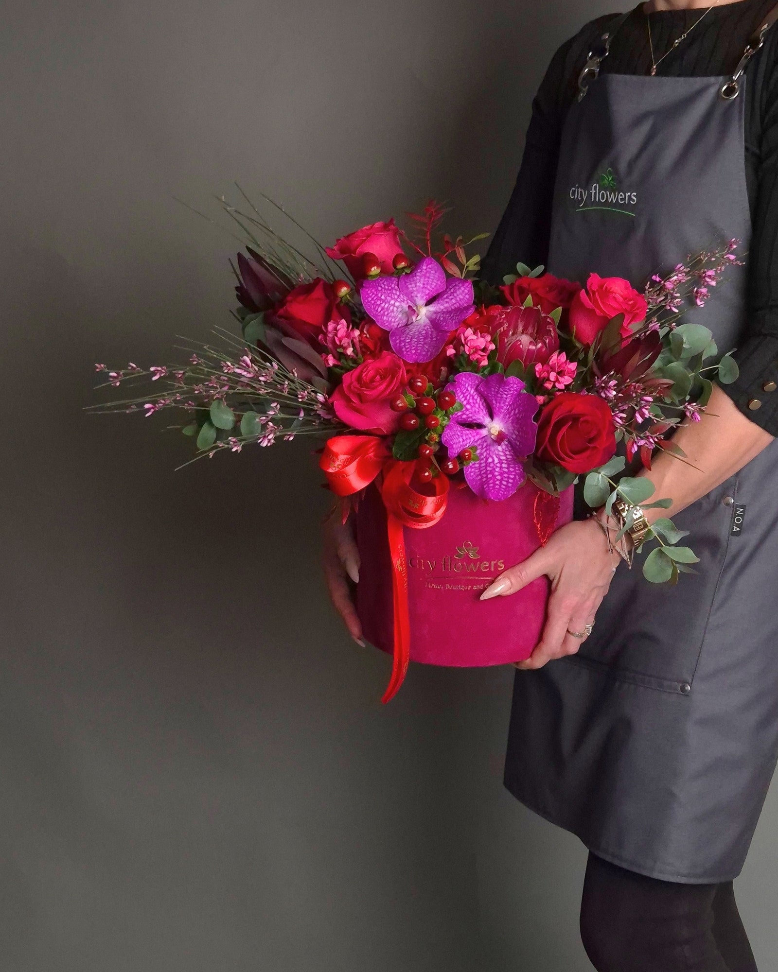 Aranjament floral in cutie "Velvet Passion"