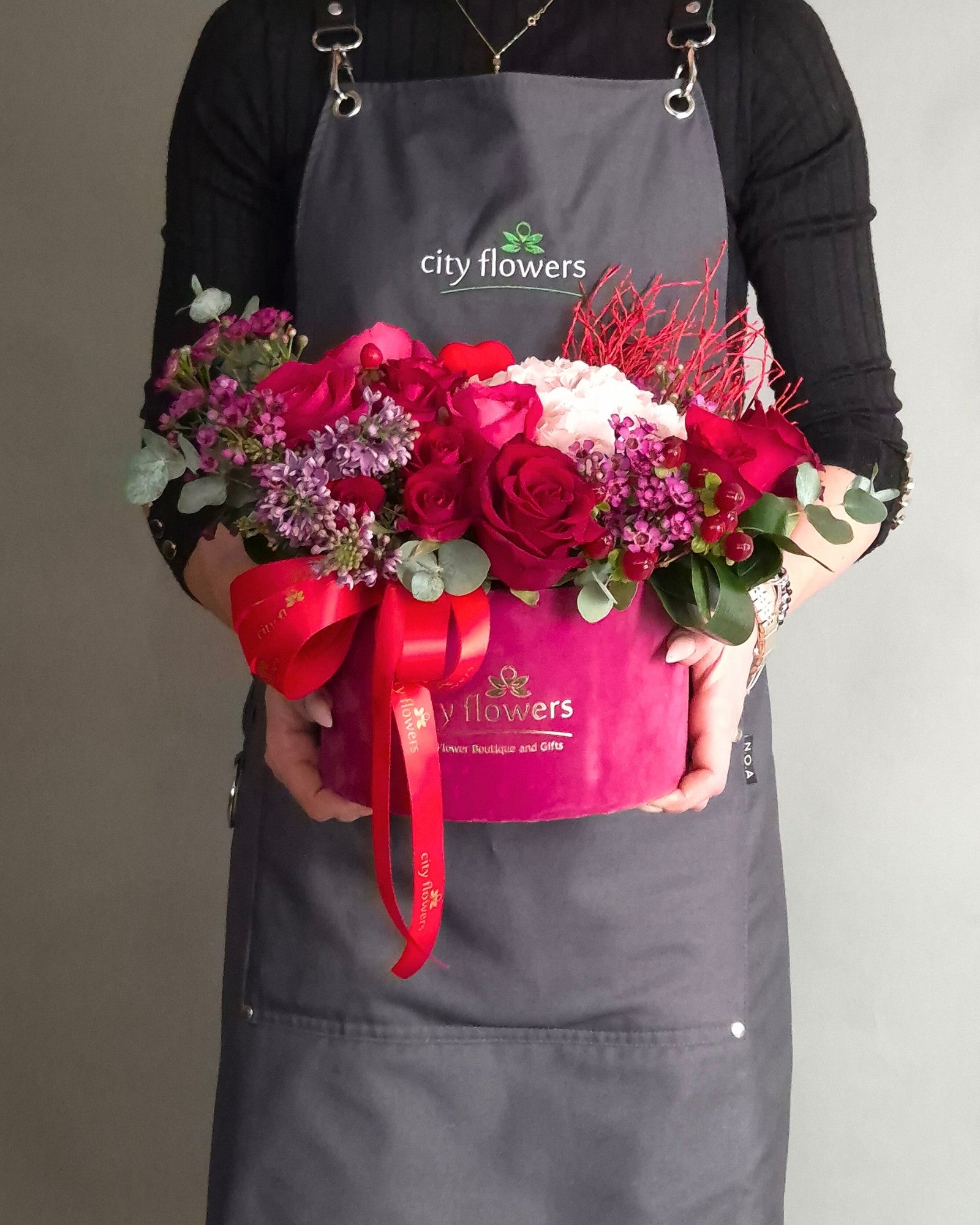 Aranjament floral in cutie "Velvet Romance"