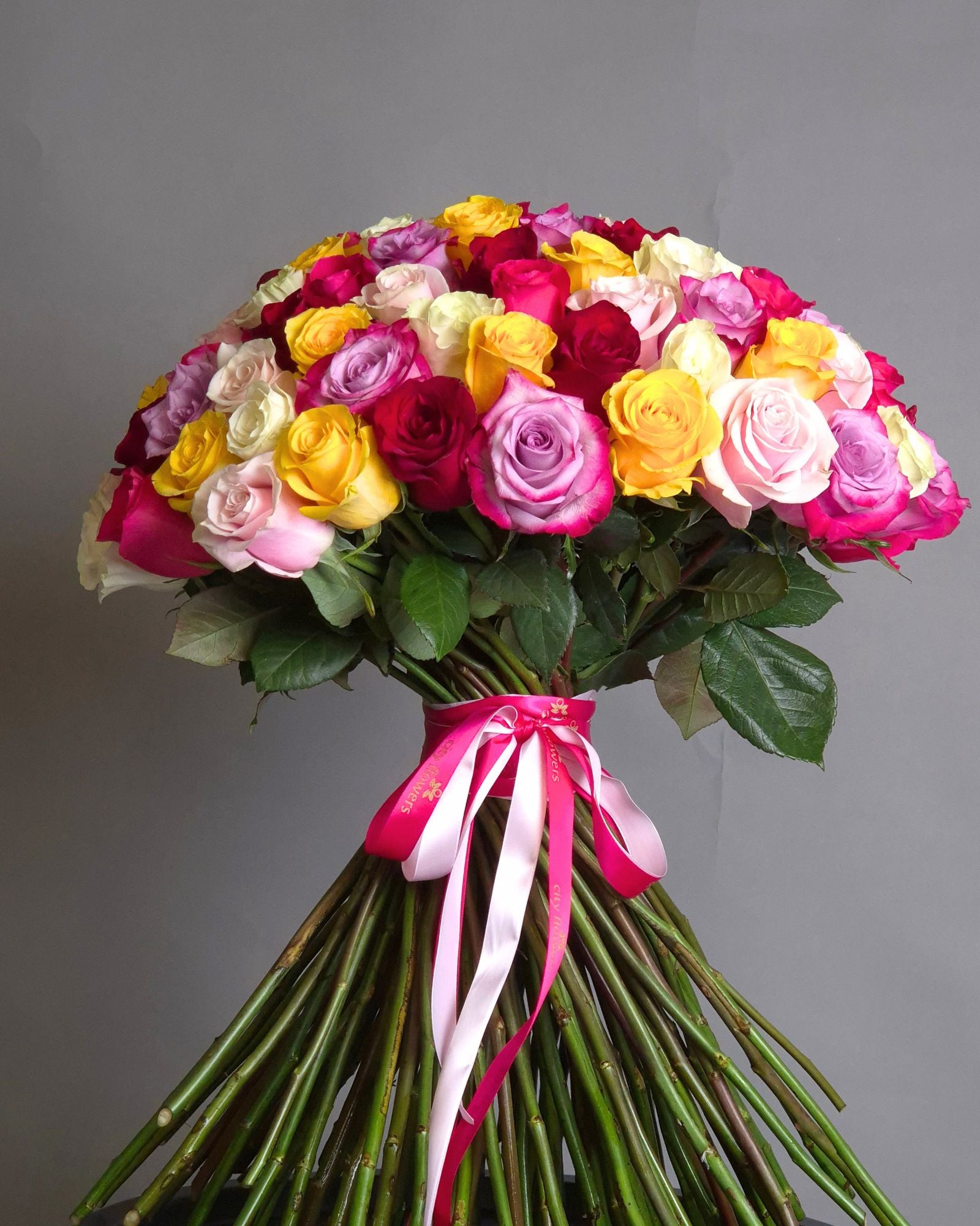 Buchet "Color Symphony" – 101 Trandafiri Multicolori