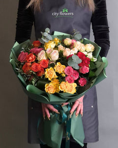 Buchet de Flori 11 minitrandafiri multicolori