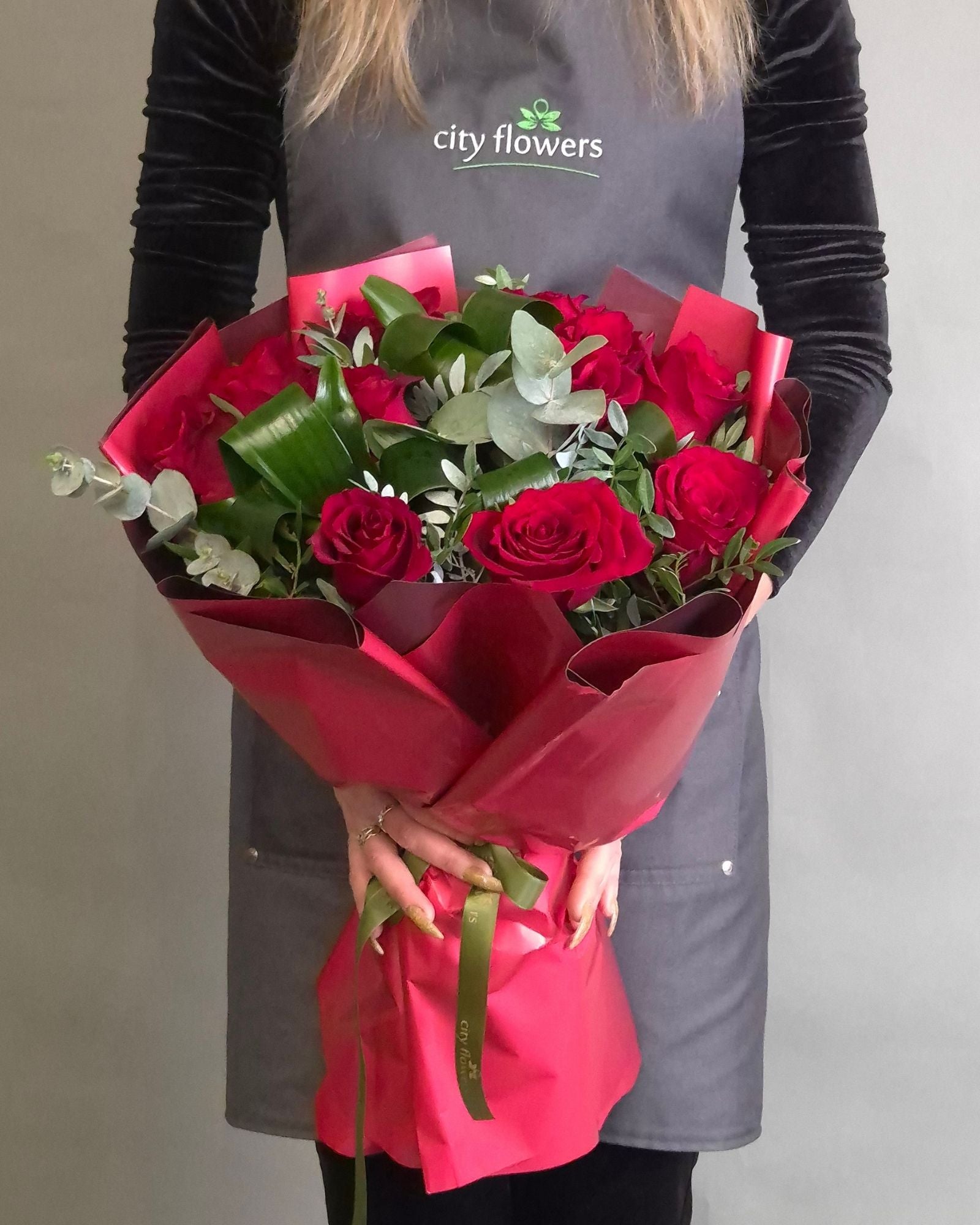 Buchet de Flori 11 Trandafiri Rosii si Eucalipt