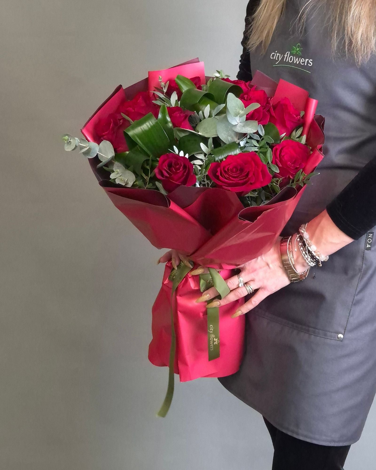 Buchet de Flori 11 Trandafiri Rosii si Eucalipt