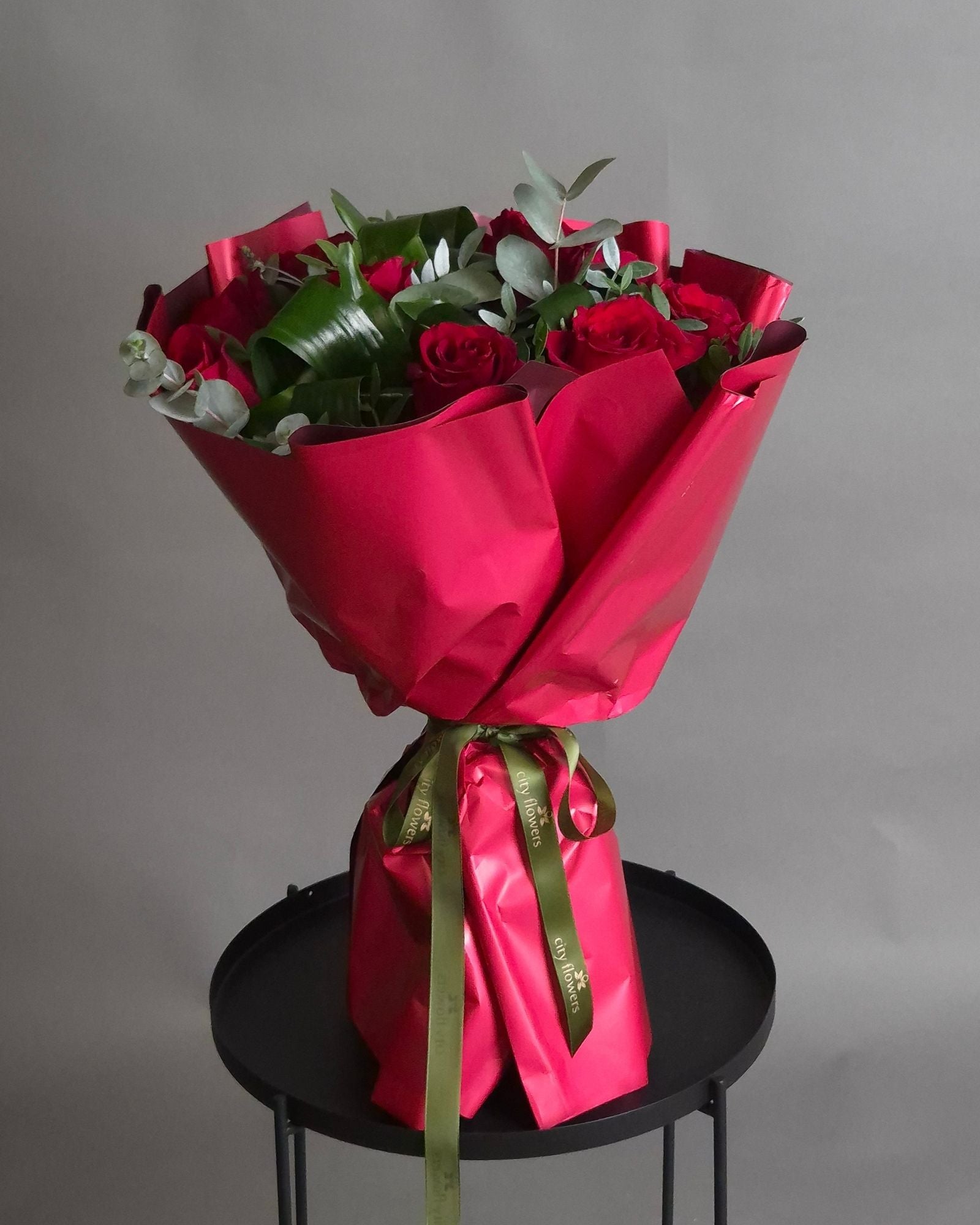 Buchet de Flori 11 Trandafiri Rosii si Eucalipt