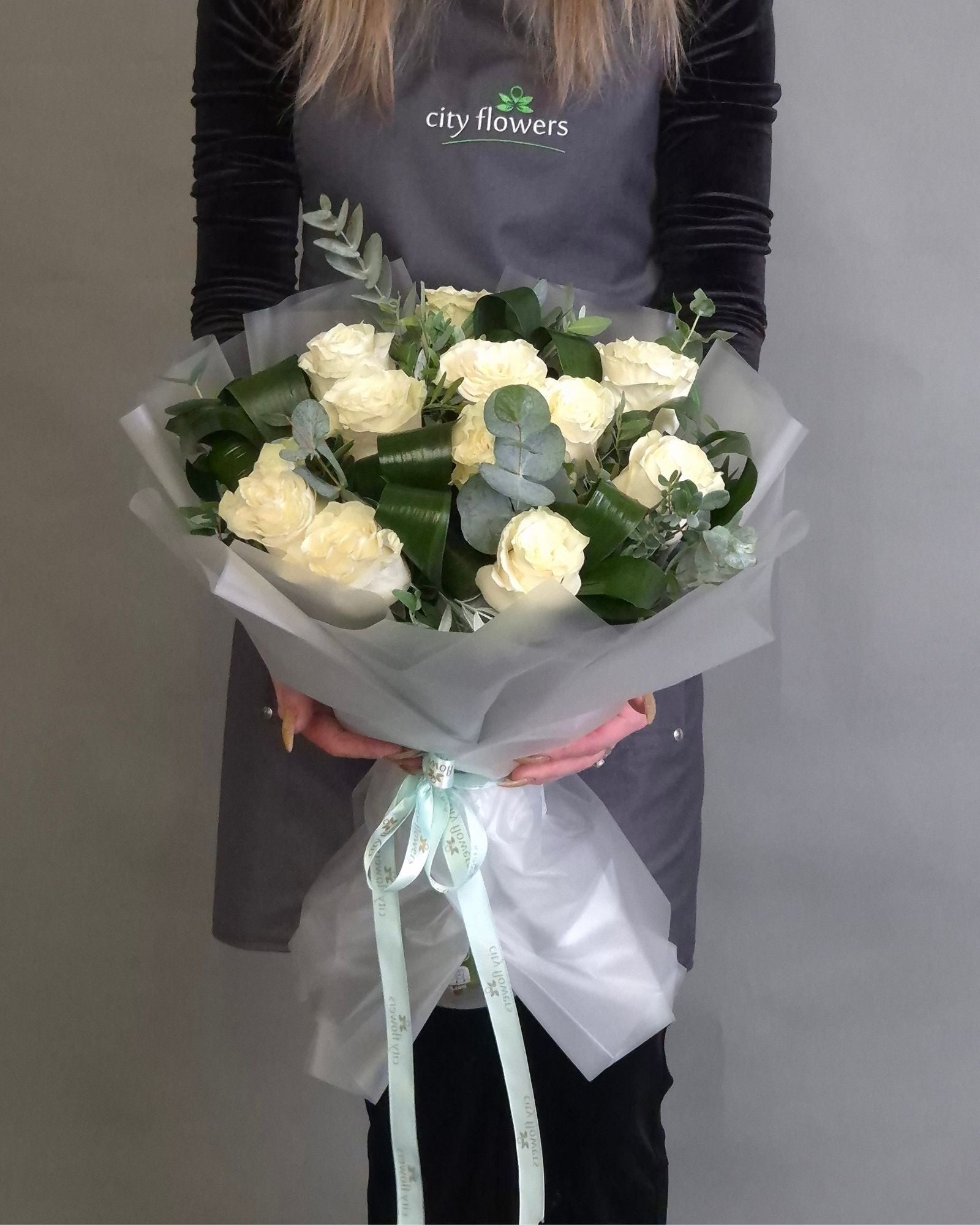 Buchet de Flori 11 Trandafiri Albi si Eucalipt