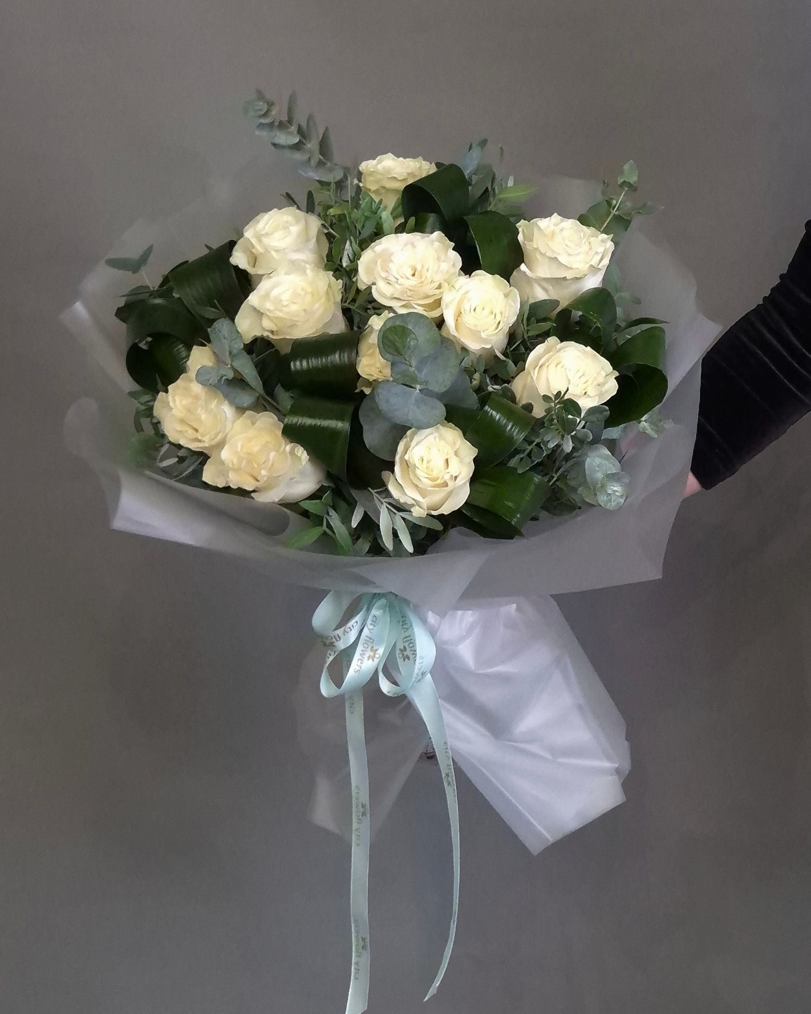 Buchet de Flori 11 Trandafiri Albi si Eucalipt