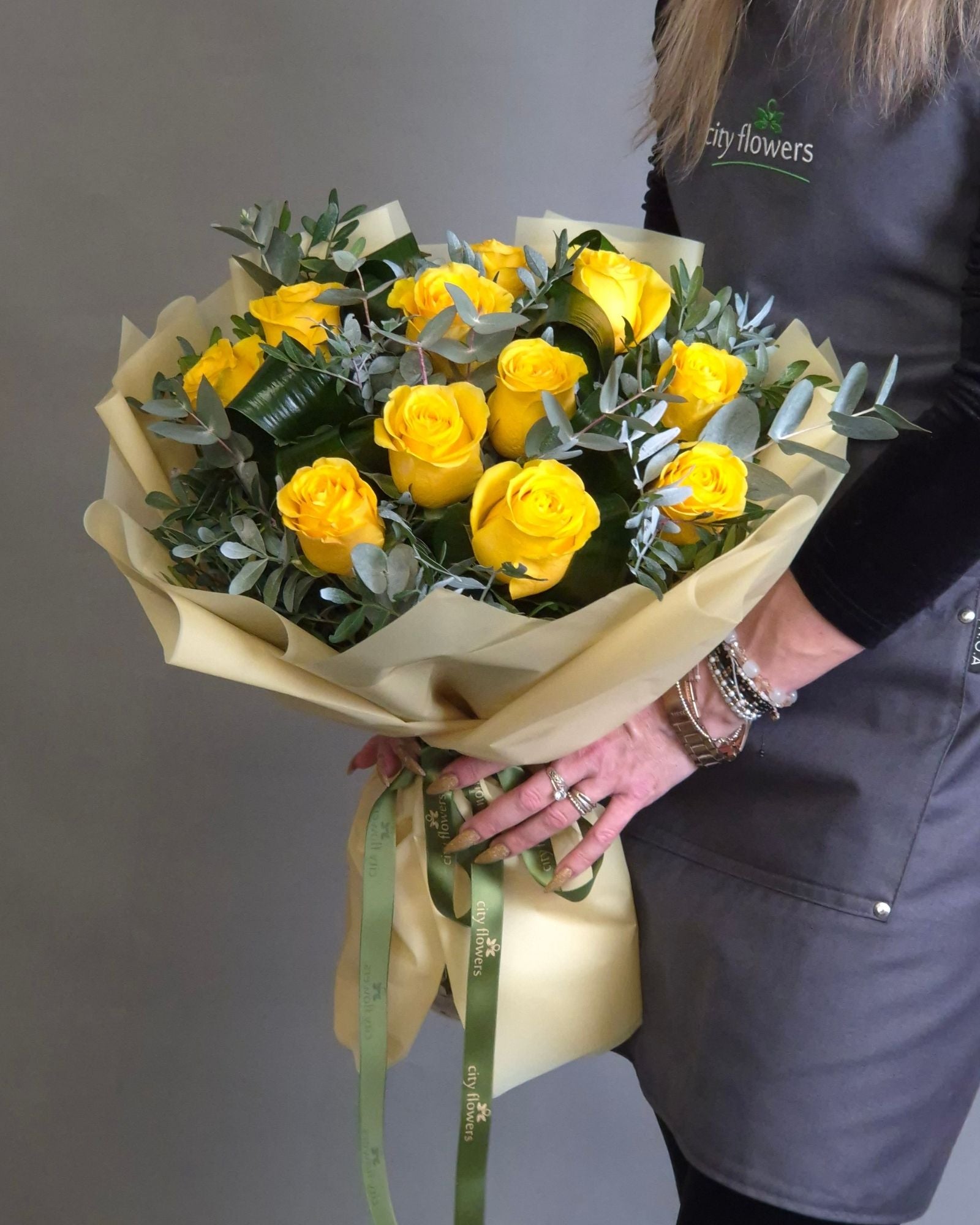 Buchet de Flori 11 Trandafiri Galbeni si Eucalipt