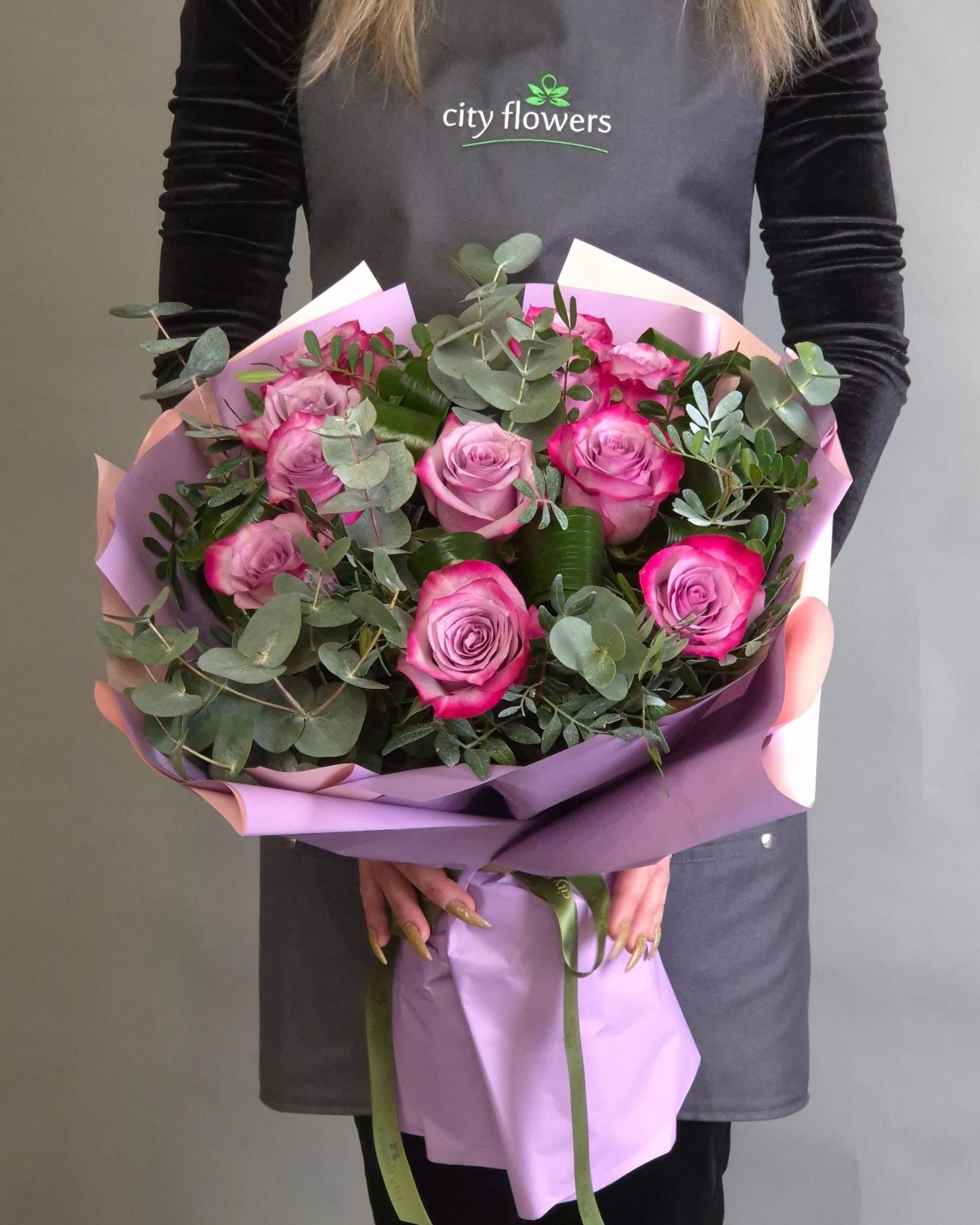 Buchet de Flori 11 Trandafiri Mov si Eucalipt