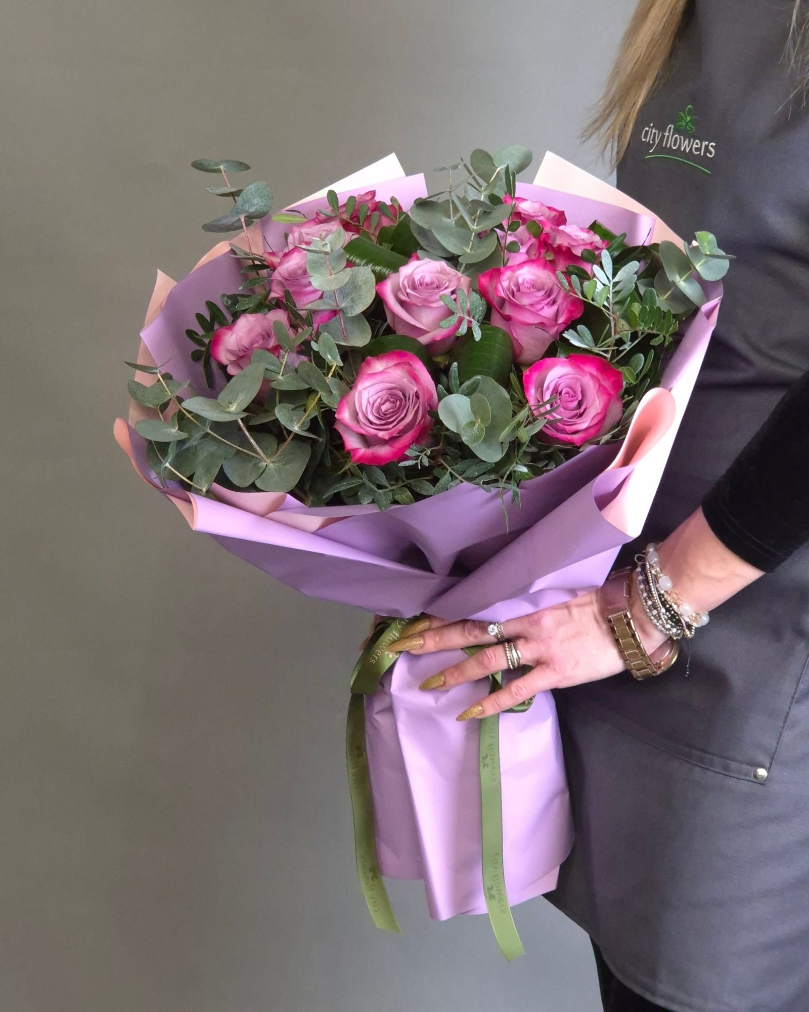 Buchet de Flori 11 Trandafiri Mov si Eucalipt