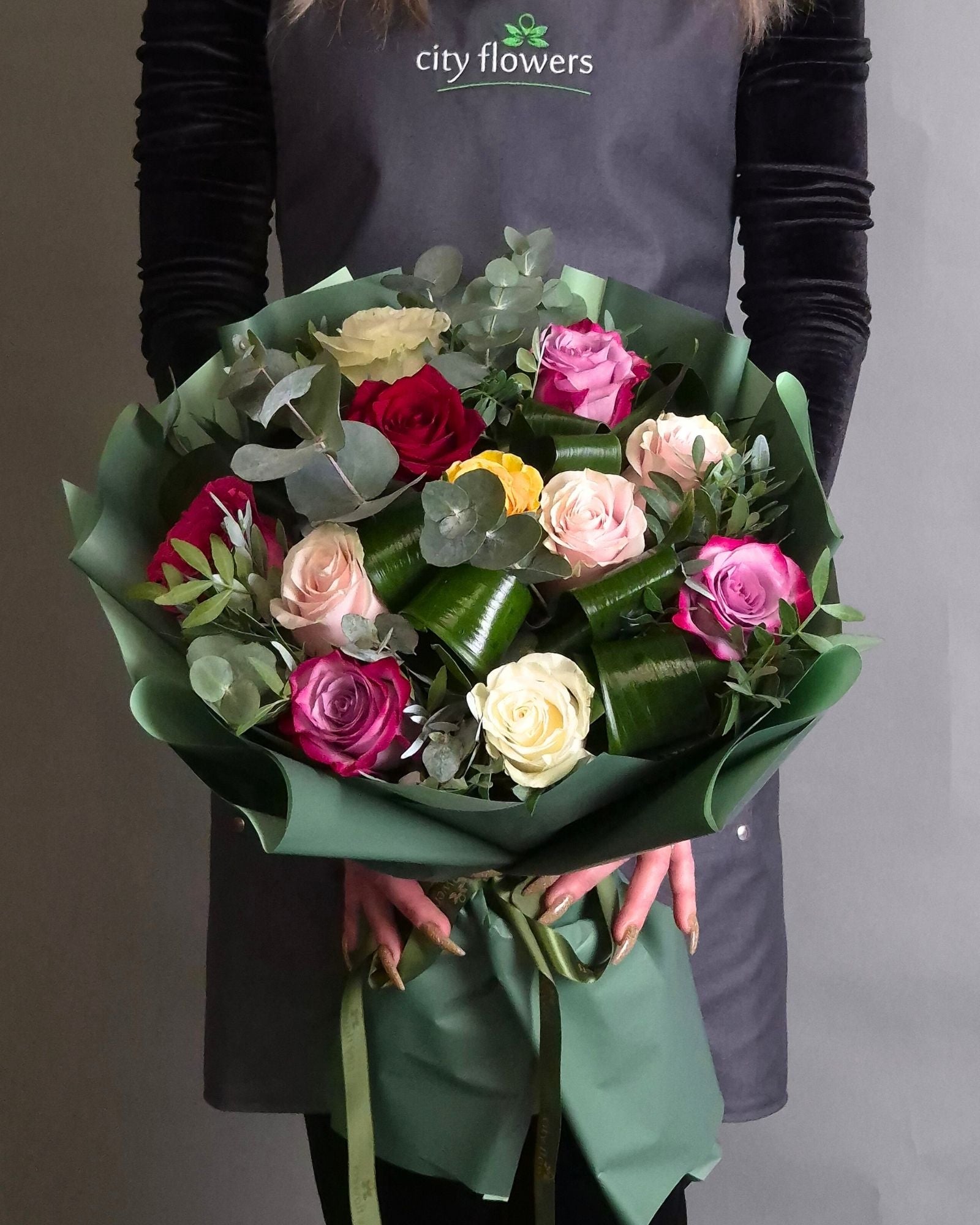 Buchet de Flori 11 Trandafiri Multicolori si Eucalipt