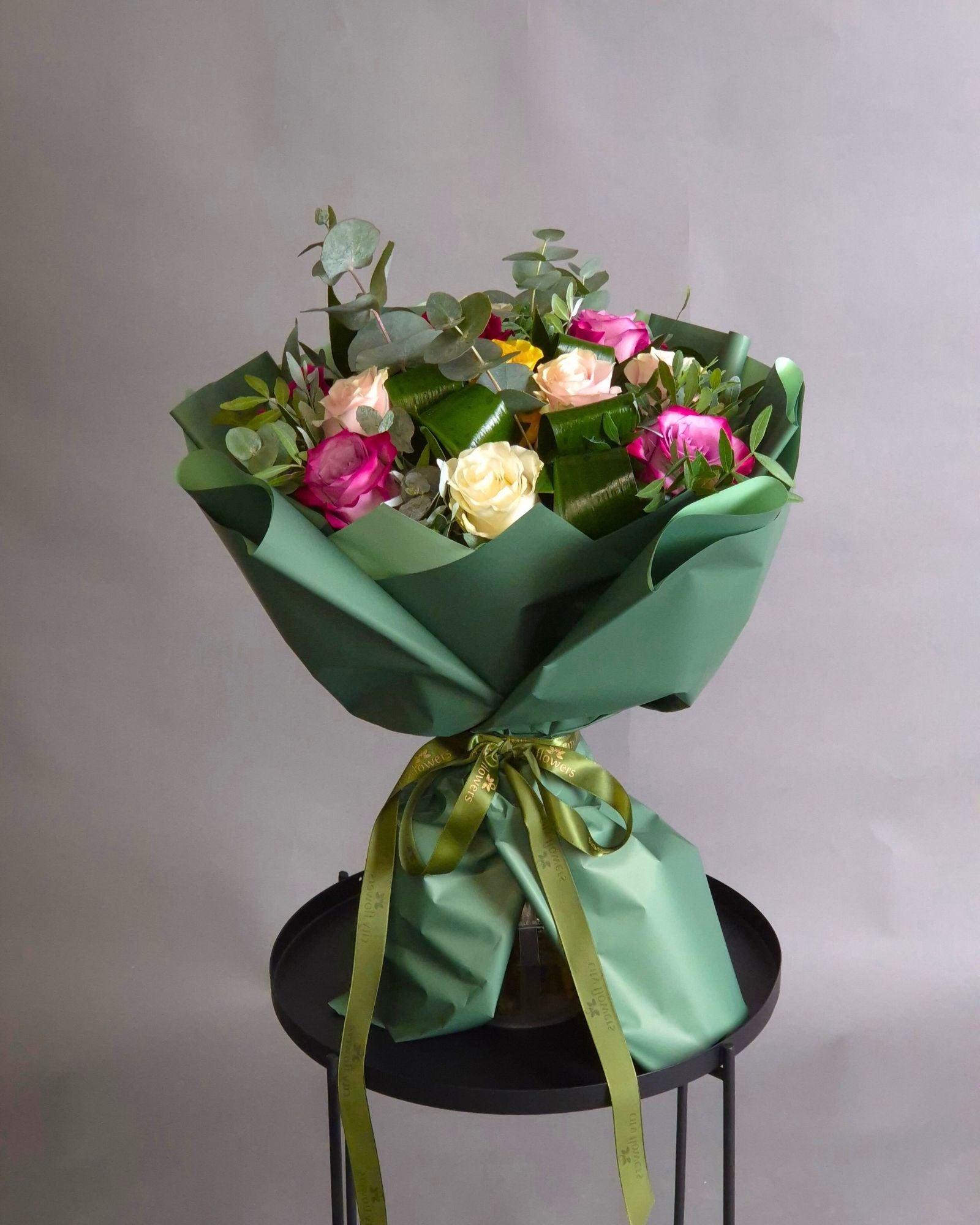 Buchet de Flori 11 Trandafiri Multicolori si Eucalipt