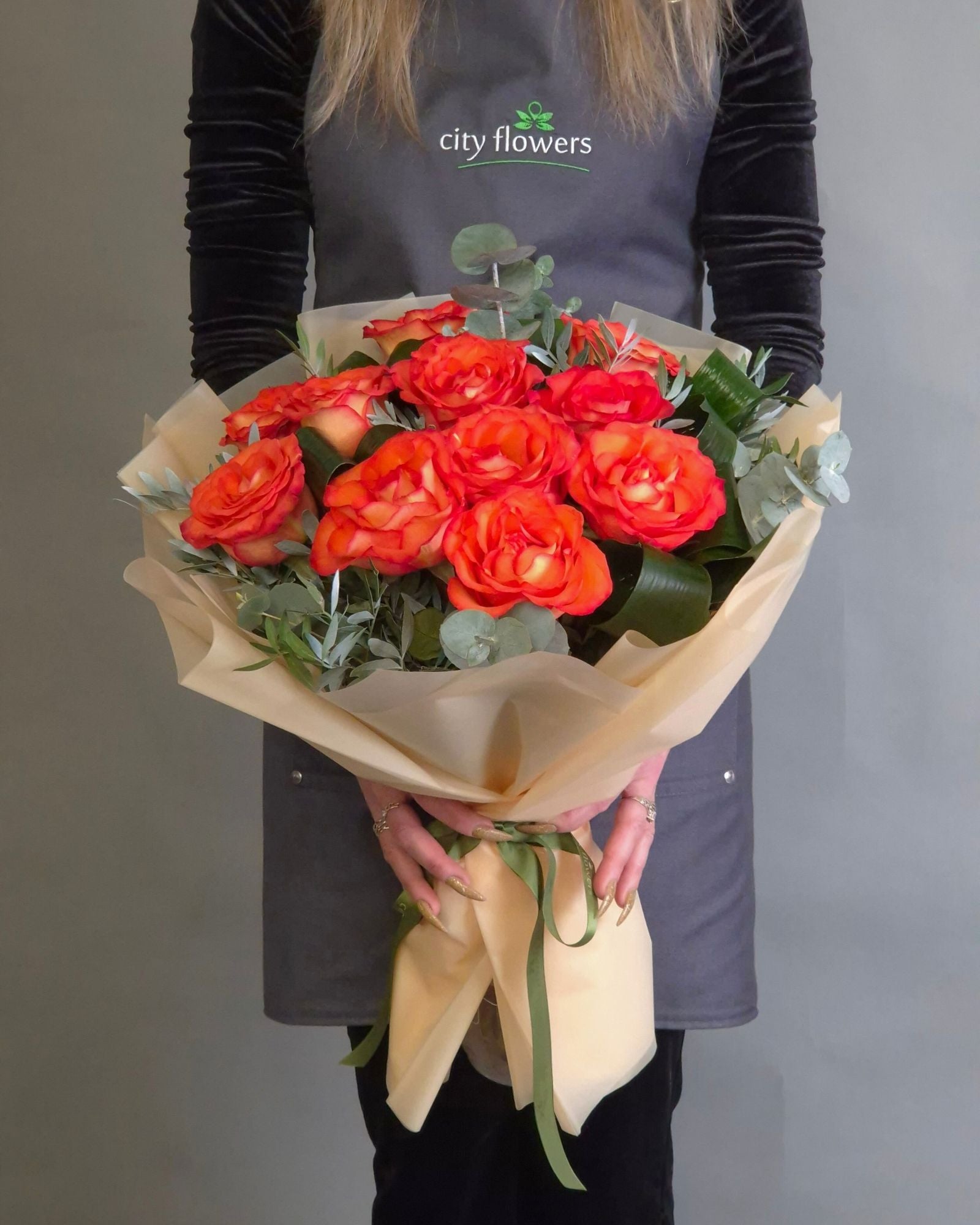 Buchet de Flori 11 Trandafiri Portocalii si Eucalipt