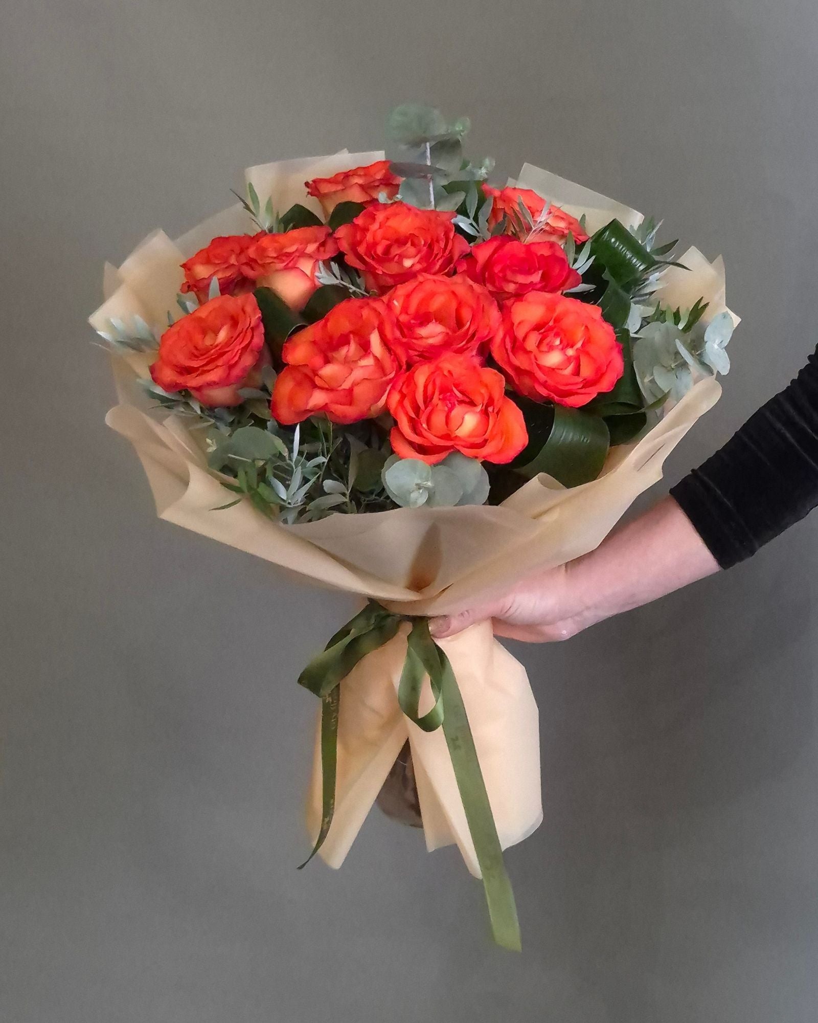 Buchet de Flori 11 Trandafiri Portocalii si Eucalipt