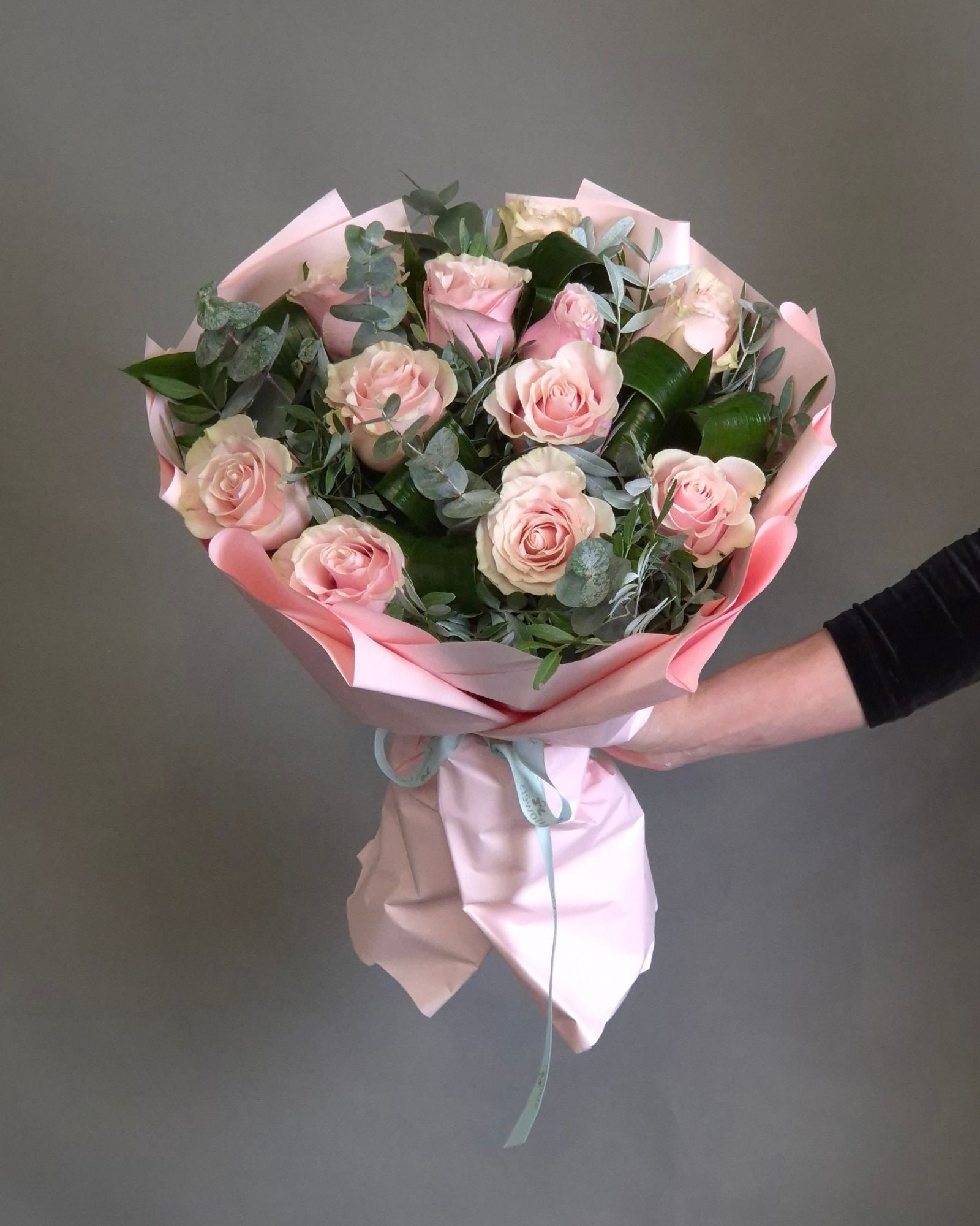 Buchet de Flori 11 Trandafiri Roz Pal si Eucalipt