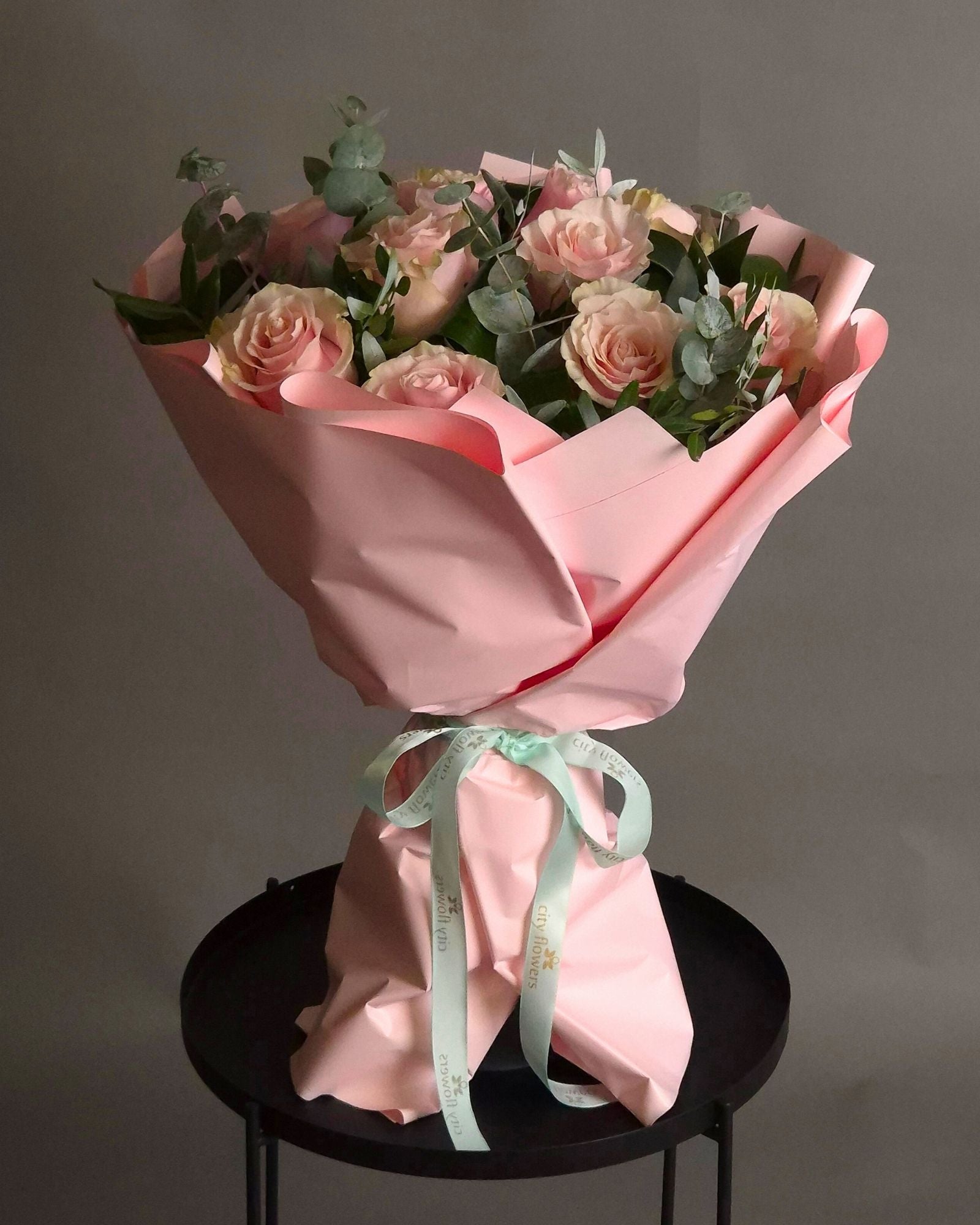 Buchet de Flori 11 Trandafiri Roz Pal si Eucalipt