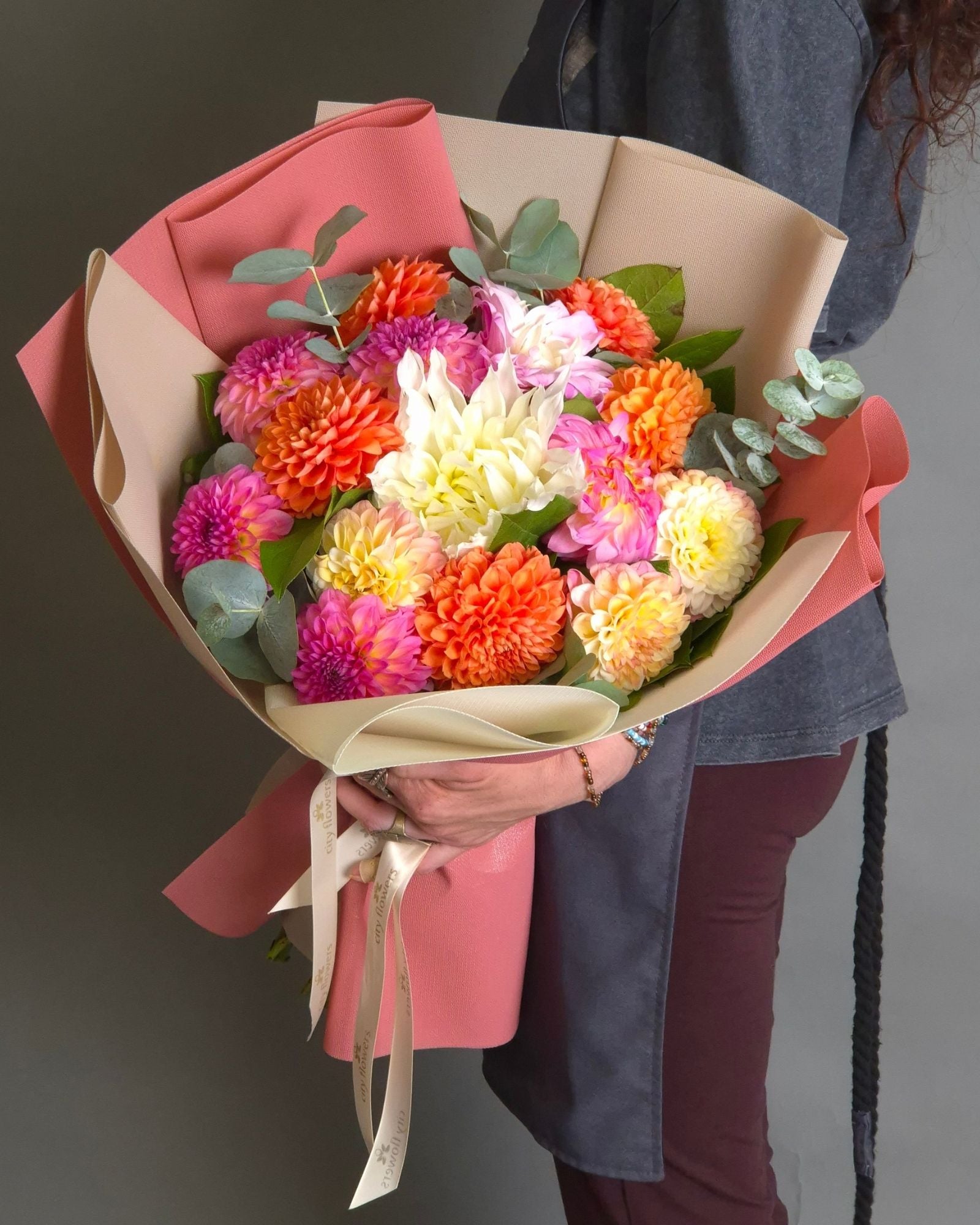 Buchet de flori "Colorful Joy" – 15 Dalii Mix