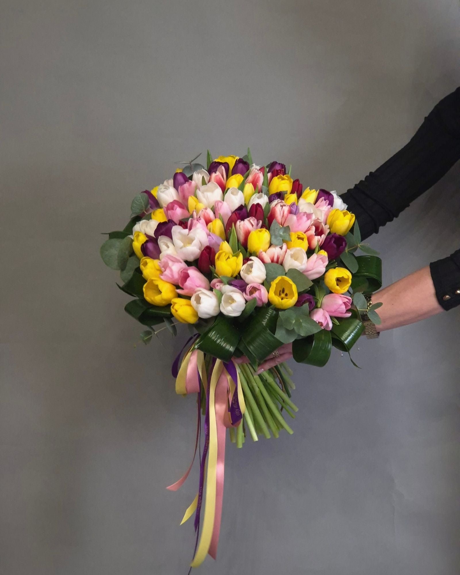 Buchet de flori 99 lalele multicolore