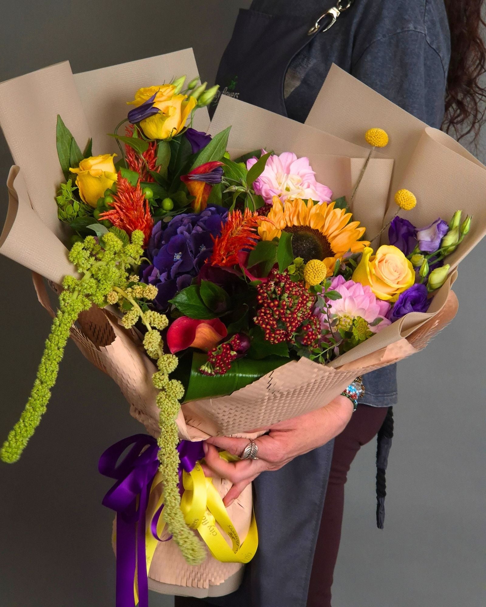 Buchet de flori "Harvest Sunset" – Floarea Soarelui, Hortensie si Trandafiri