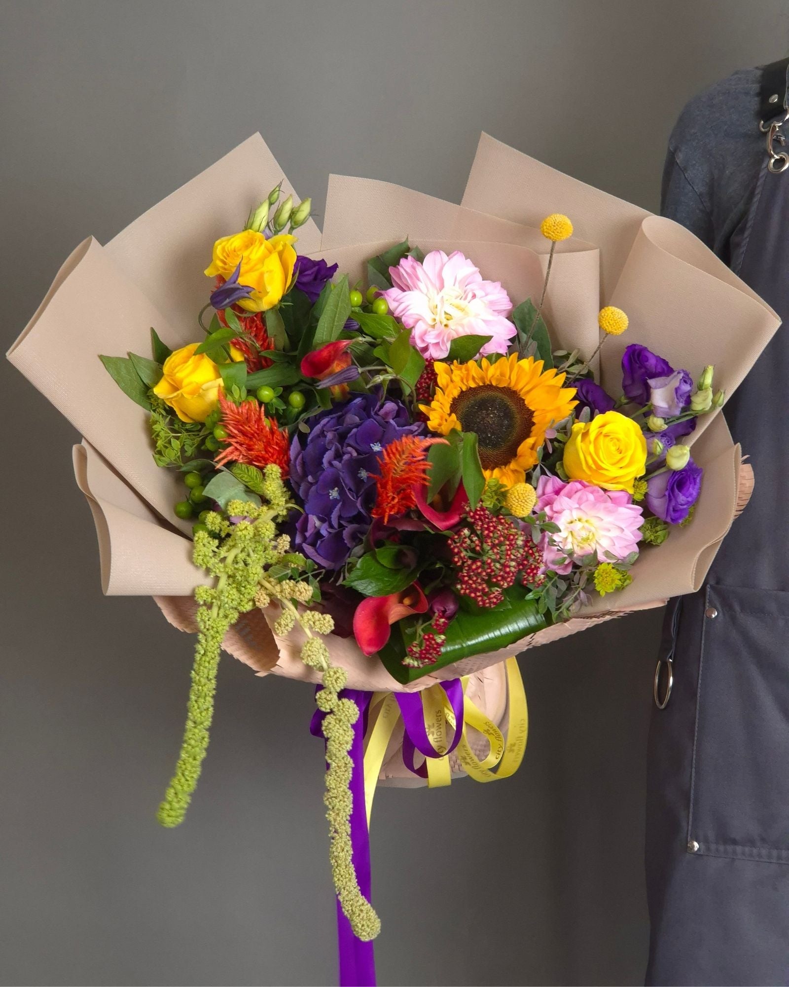 Buchet de flori "Harvest Sunset" – Floarea Soarelui, Hortensie si Trandafiri