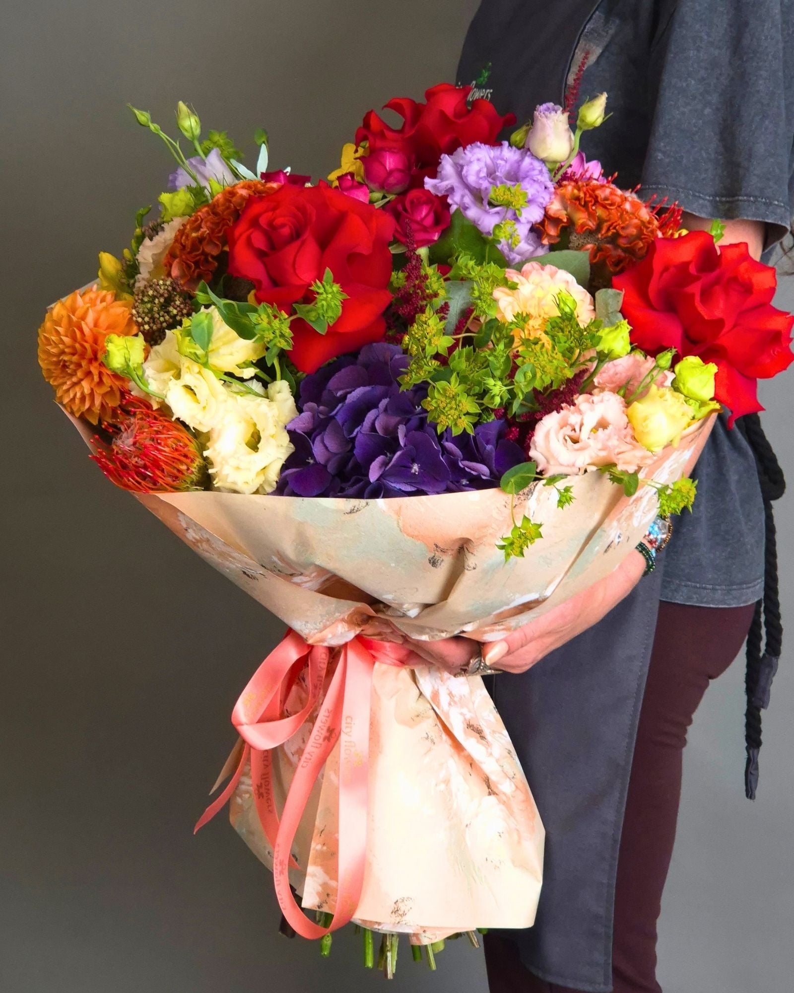 Buchet de flori "Majestic Celebration" – Trandafiri, Dalii si Hortensie