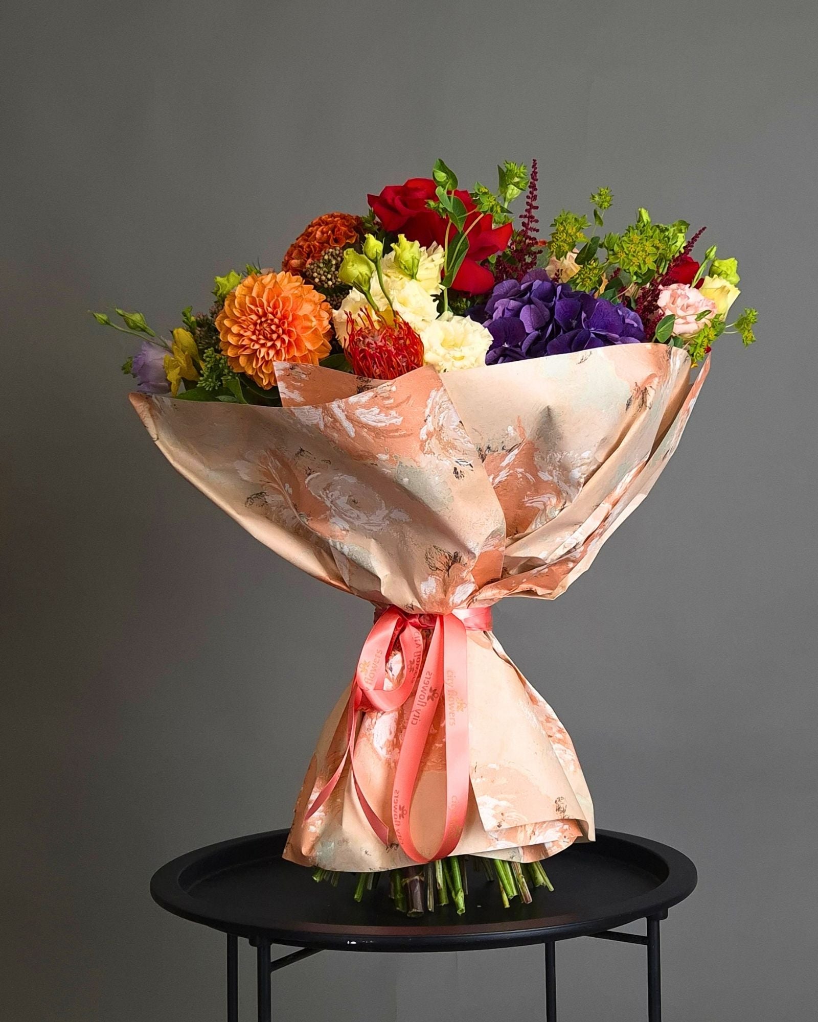 Buchet de flori "Majestic Celebration" – Trandafiri, Dalii si Hortensie
