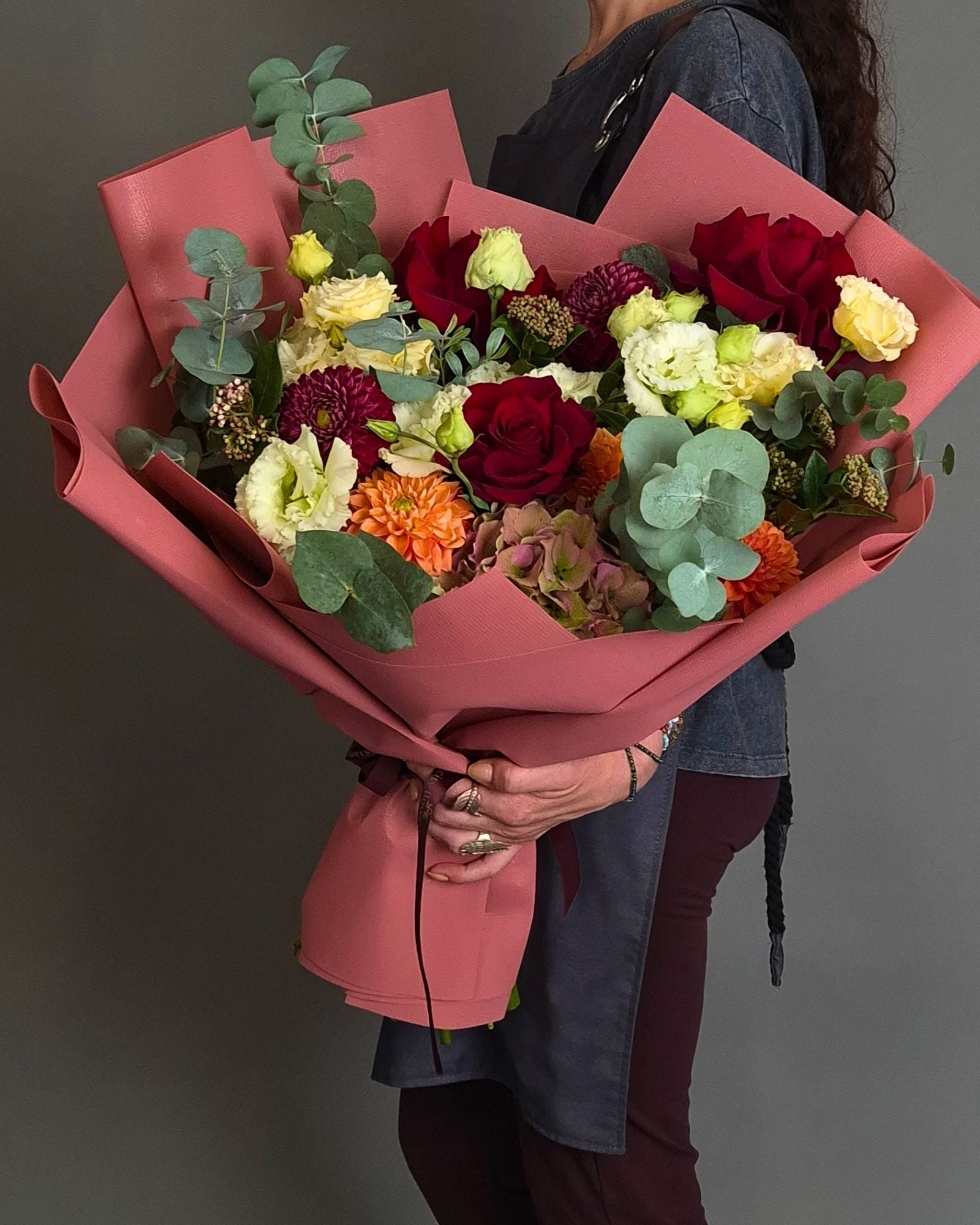 Buchet de flori "Maria's Elegance" – Trandafiri Rosii si Dalii