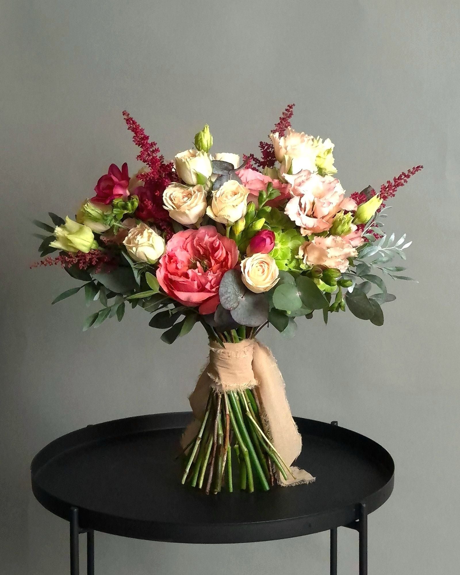 Buchet flori nasa cu trandafiri portocalii si accente grena