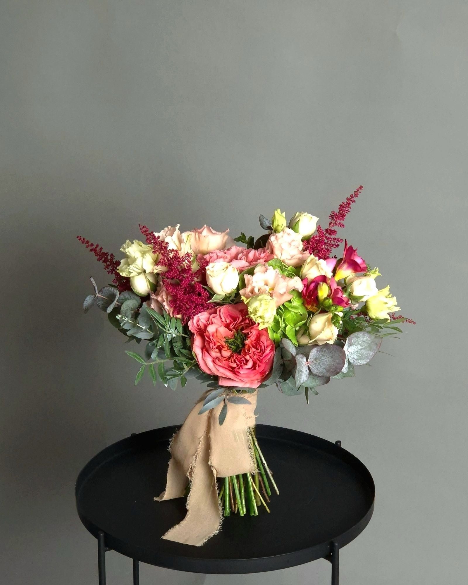 Buchet flori nasa cu trandafiri portocalii si accente grena