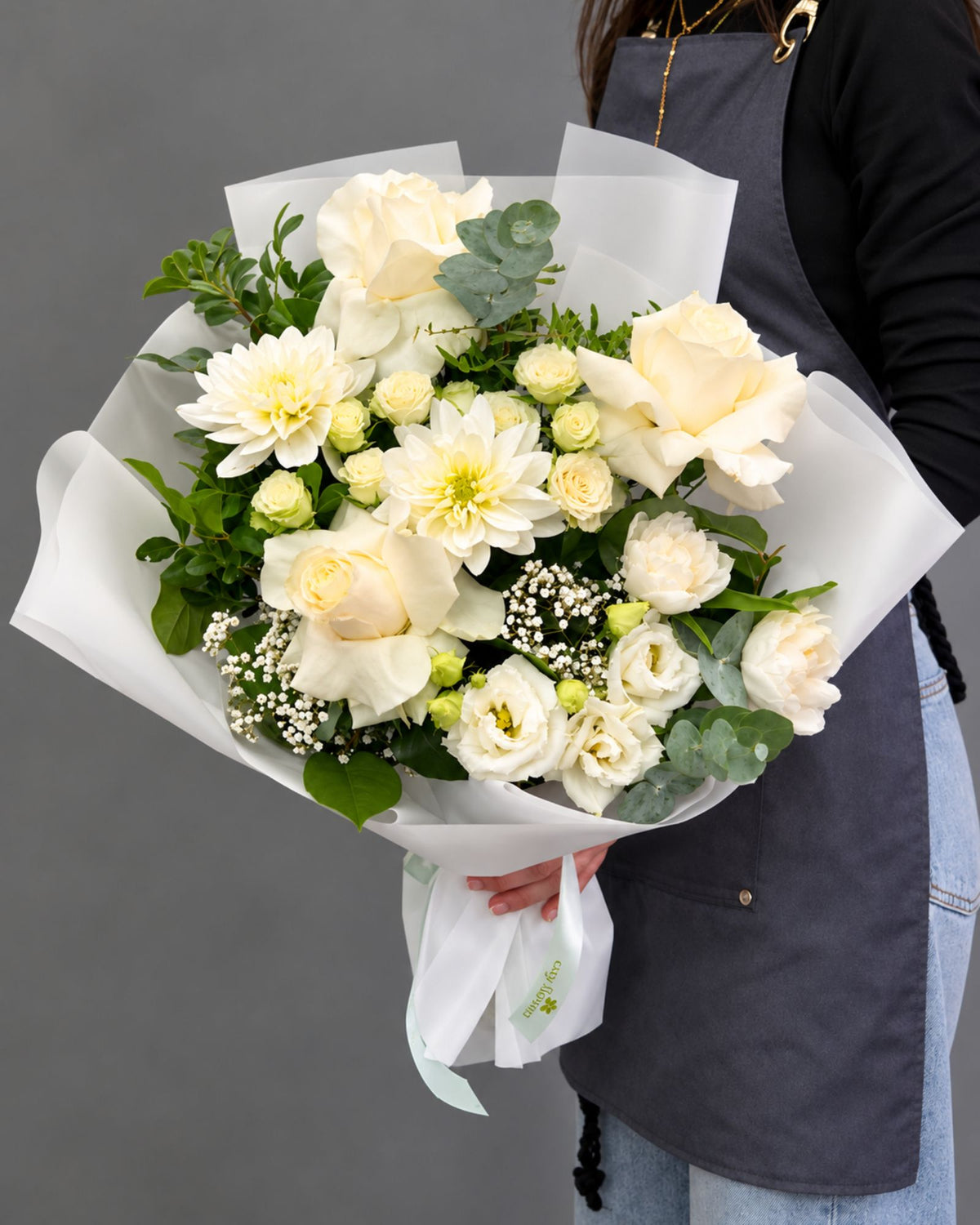 "Sweet White Passion" Package – Bouquet and Pralines