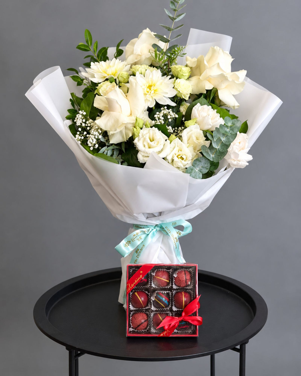 "Sweet White Passion" Package – Bouquet and Pralines