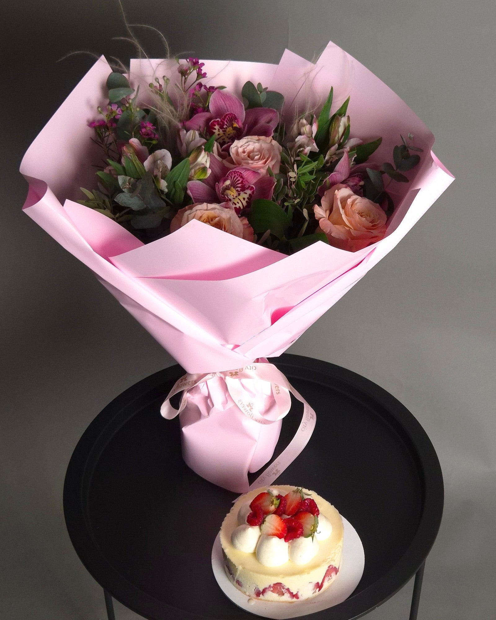 Pachet "Pink & Sweet" - Buchet & Tort Bezea 500 gr