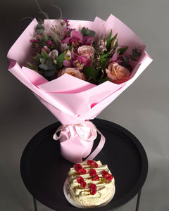 Pachet "Pink & Sweet" - Buchet & Tort Bezea 500 gr