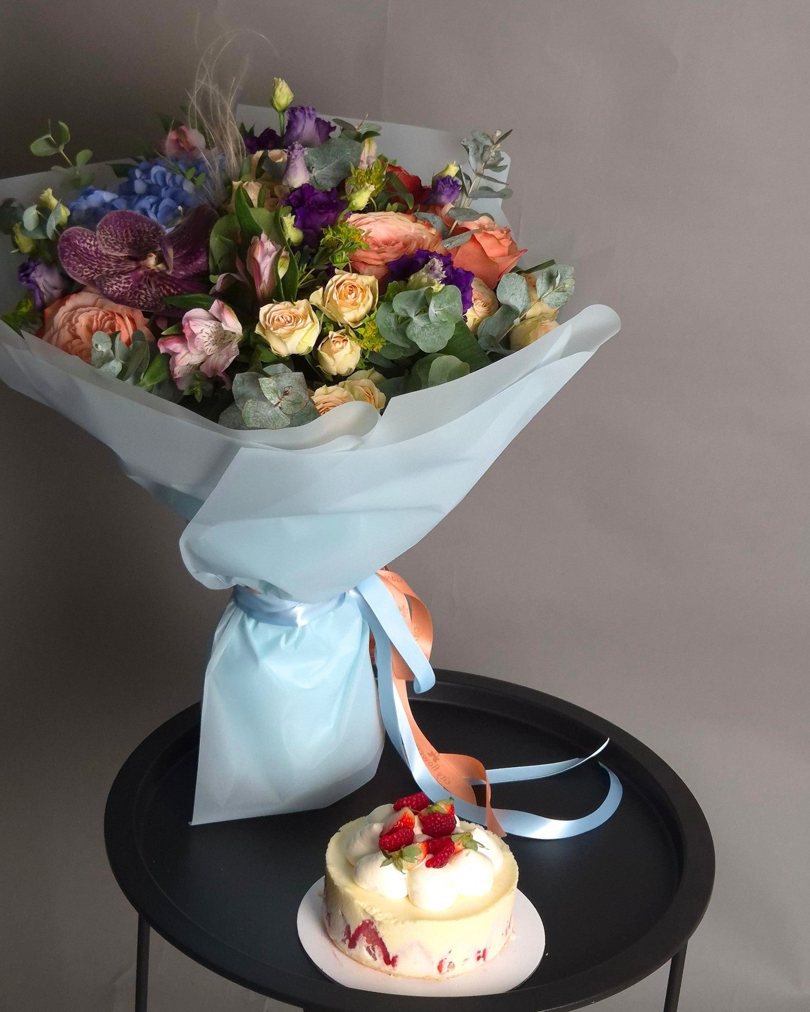 Pachet "Sweet Contrast" - Buchet & Tort Bezea 500 gr