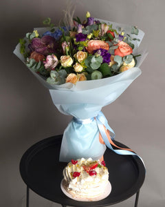 "Sweet Contrast" Package - Bouquet & 500g Meringue Cake