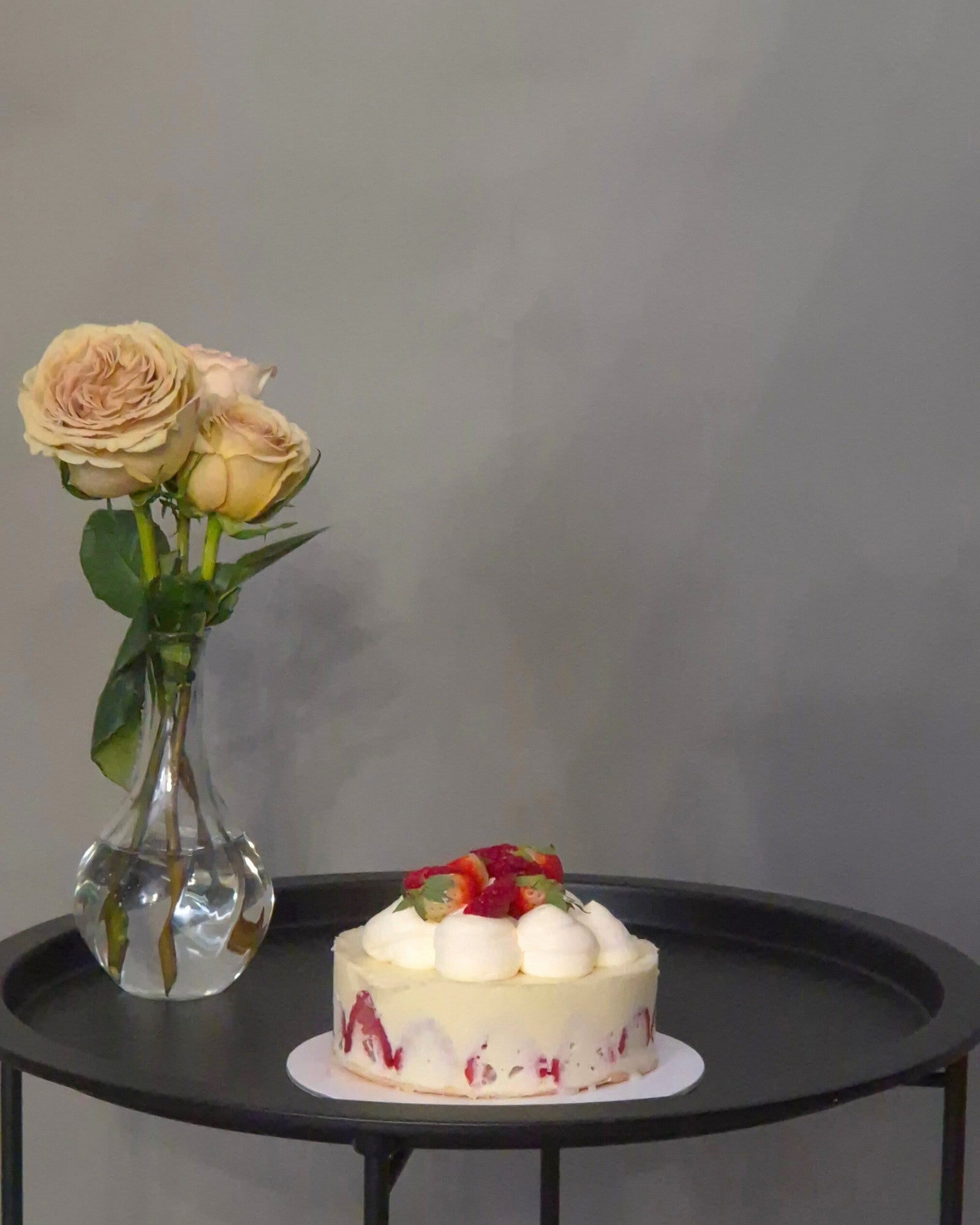 Tort Bezea Crocanta cu Crema de Ciocolata Alba 1 Kg