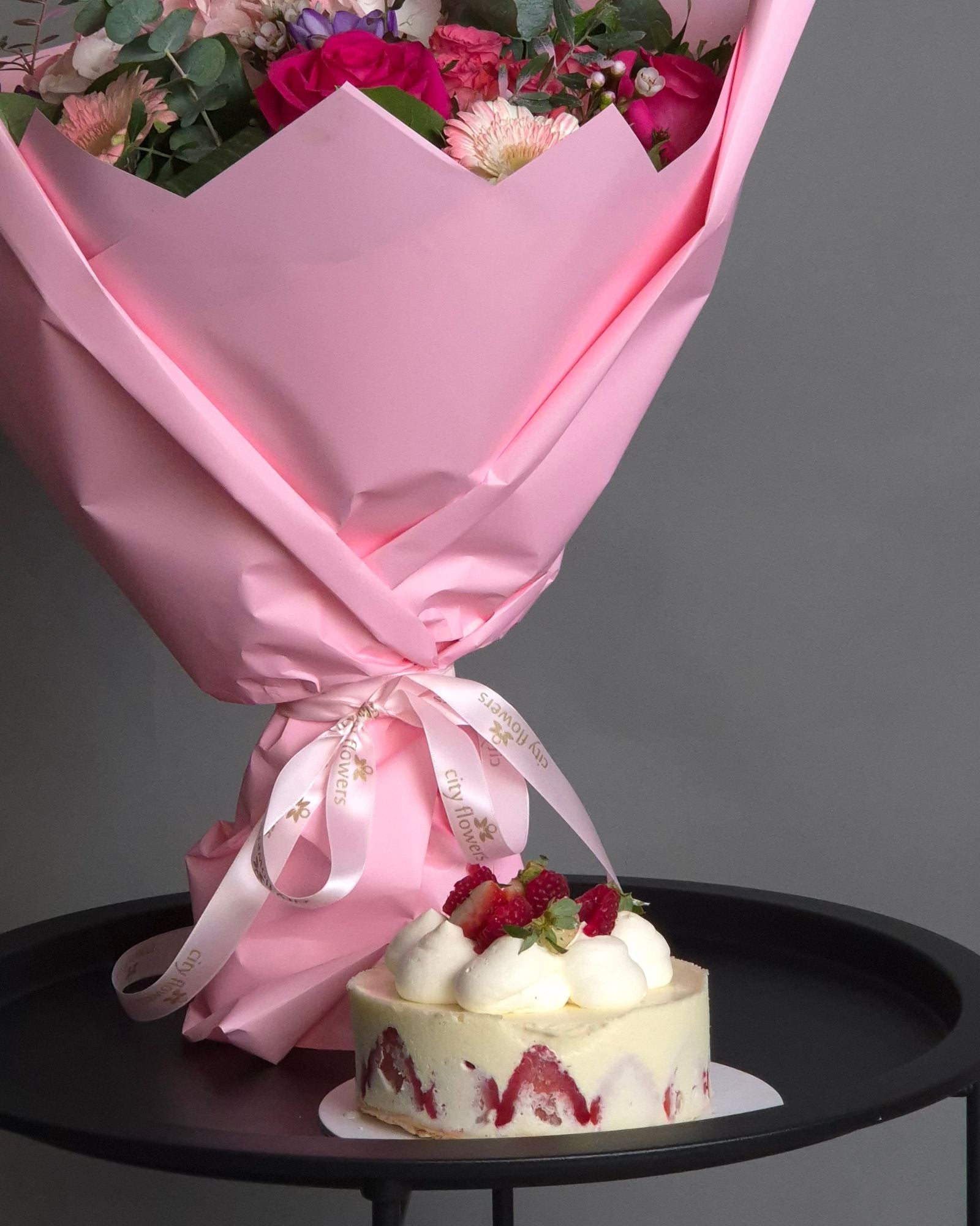 Tort Bezea Crocanta cu Crema de Ciocolata Alba 1 Kg