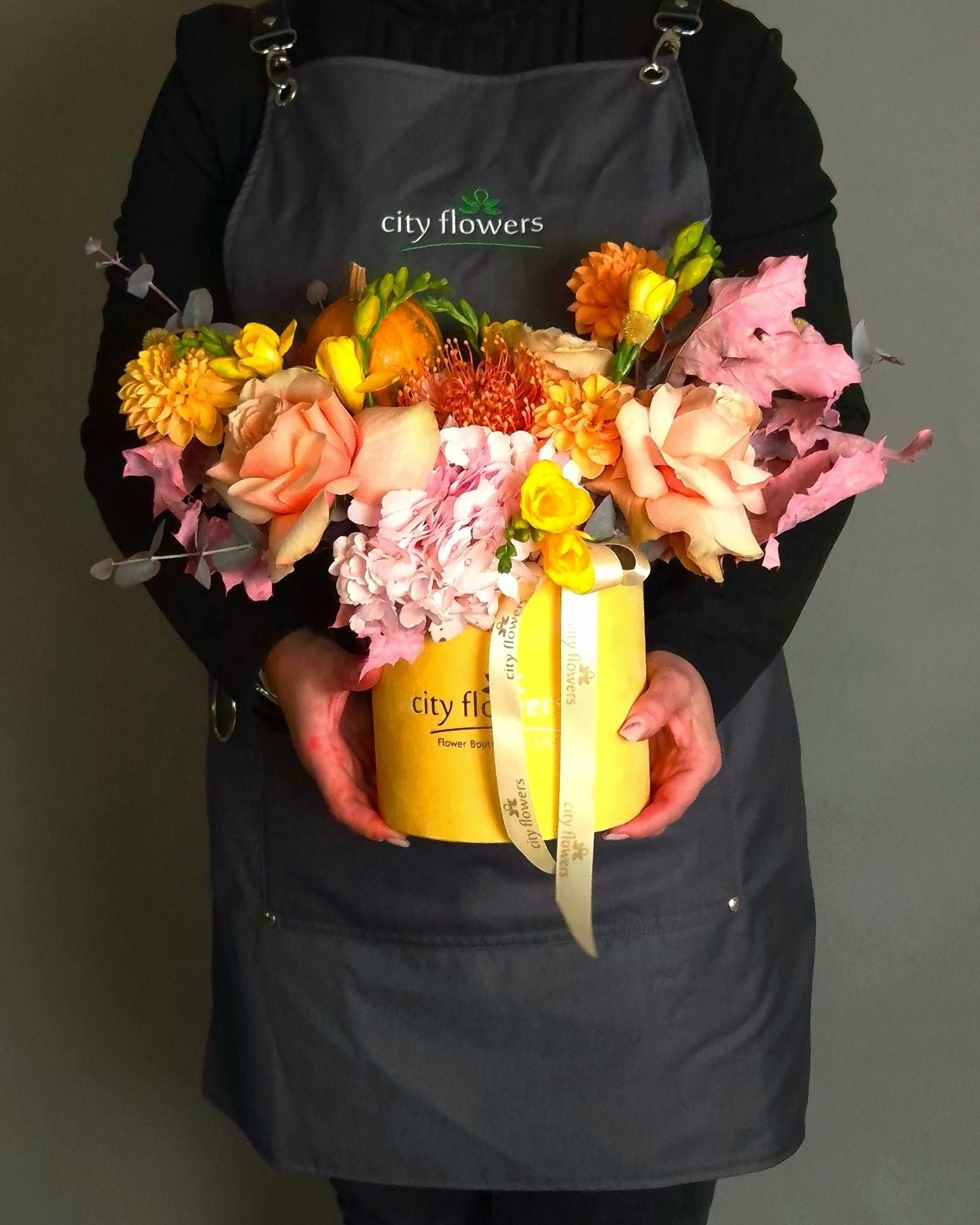 Aranjament Floral in Cutie de Toamna cu Hortensie si Tartacuta