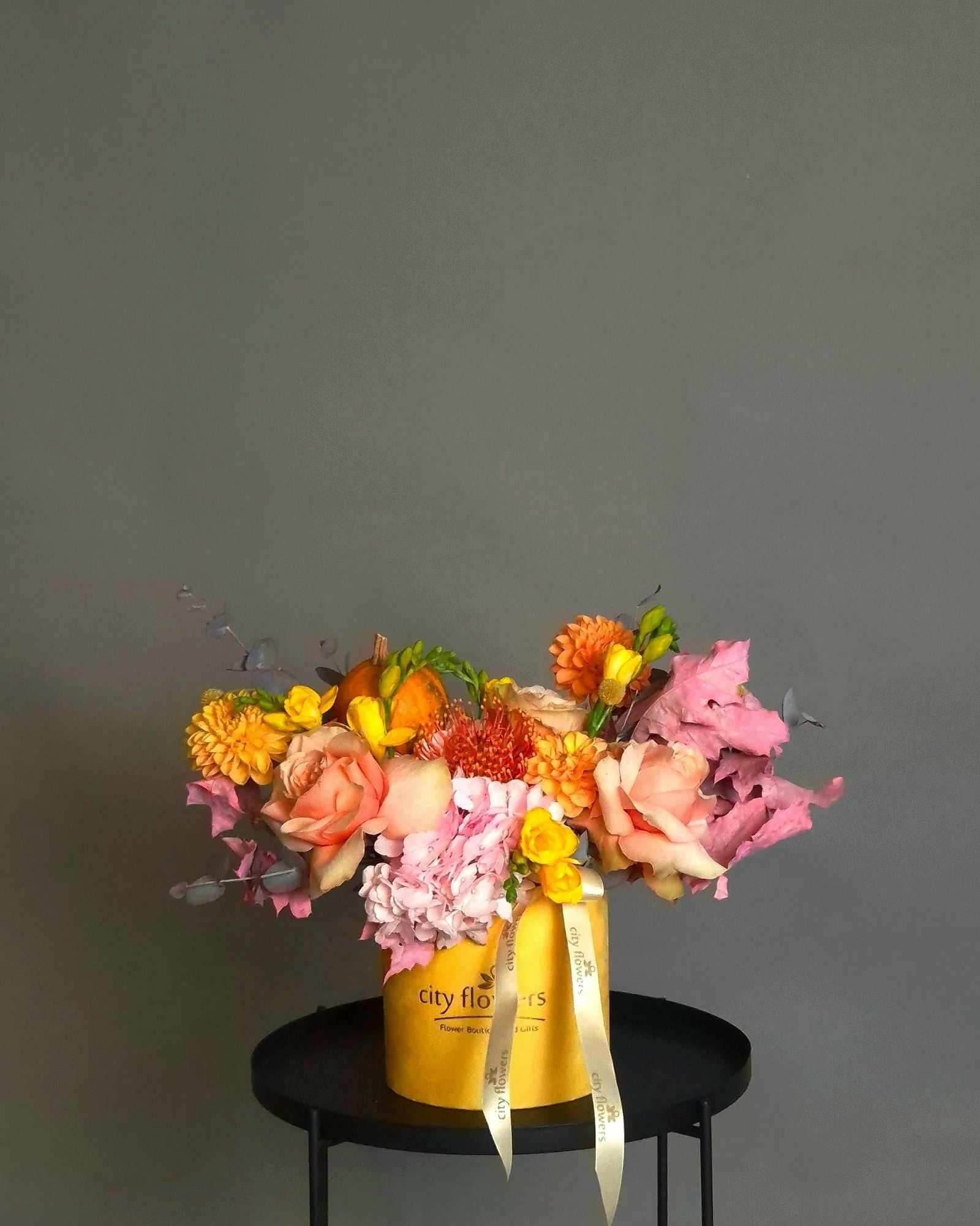 Aranjament Floral in Cutie de Toamna cu Hortensie si Tartacuta